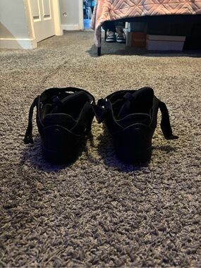 Women’s Black Athletic Sneakers with Supportive Cushioning